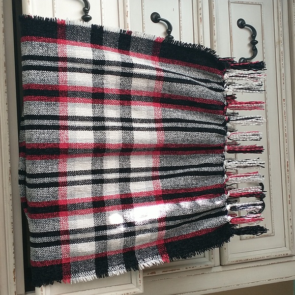 NWOT Plaid blanket scarf or wrap w/fringe, black, red, white, warm/cozy/soft - Picture 4 of 4